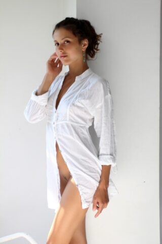 Pretty babe Divina A removes her white shirt and poses naked in a solo show