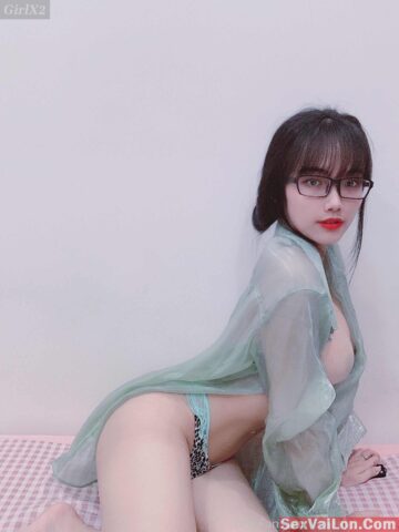 Gọi em là thánh yêu bởi vì em “thiếu anh” Gọi em là thánh yêu bởi vì em “thiếu anh”