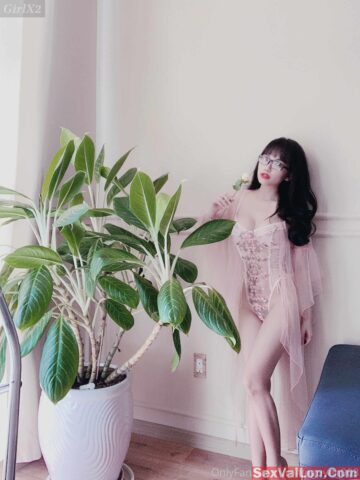 Gọi em là thánh yêu bởi vì em “thiếu anh” Gọi em là thánh yêu bởi vì em “thiếu anh”