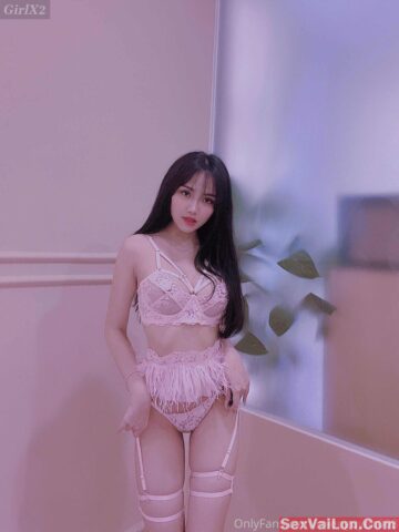 Gọi em là thánh yêu bởi vì em “thiếu anh” Gọi em là thánh yêu bởi vì em “thiếu anh”