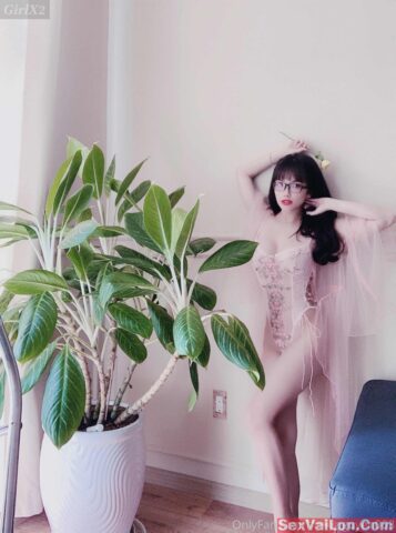 Gọi em là thánh yêu bởi vì em “thiếu anh” Gọi em là thánh yêu bởi vì em “thiếu anh”