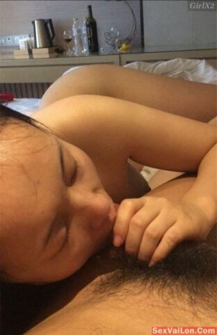 Nhờ bạn gái lau sạch trụ trước khi vào việc Nhờ bạn gái lau sạch trụ trước khi vào việc