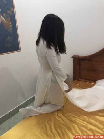 Nữ sinh áo dài bị bạn trai gạ vào nhà nghỉ Nữ sinh áo dài bị bạn trai gạ vào nhà nghỉ