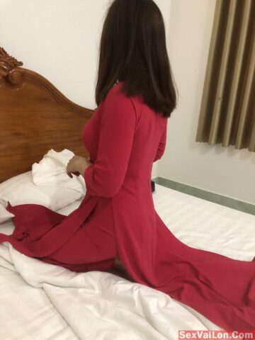 Nữ sinh áo dài bị bạn trai gạ vào nhà nghỉ Nữ sinh áo dài bị bạn trai gạ vào nhà nghỉ