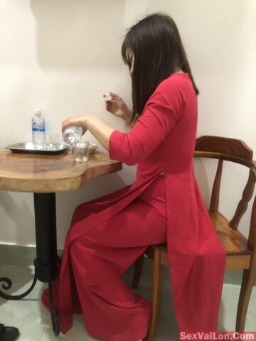 Nữ sinh áo dài bị bạn trai gạ vào nhà nghỉ Nữ sinh áo dài bị bạn trai gạ vào nhà nghỉ