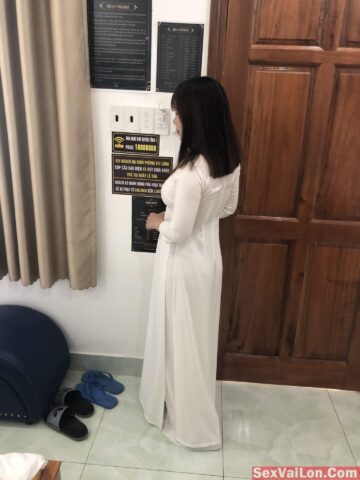 Nữ sinh áo dài bị bạn trai gạ vào nhà nghỉ Nữ sinh áo dài bị bạn trai gạ vào nhà nghỉ